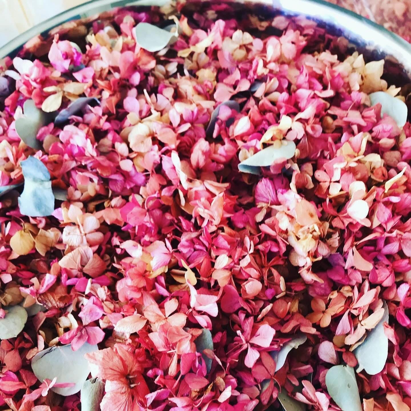 Wedding Toss Kit • Mixed Colours Hydrangea Petals • 40 Guests Includes 40 handfuls & 40 cones